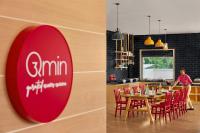 Una donna sta in piedi a un tavolo in una cucina di Ginger Mumbai Airport a Mumbai