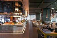 深セン市にある深セン マリオット ホテル 南山の食べ物が展示されたビュッフェラインのあるレストラン