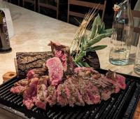 um monte de carne na grelha sobre uma mesa em Podere Spedalone em Pienza