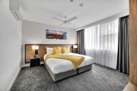 Un dormitorio con una cama y una ventana grande. en The Remington Orange, en Orange