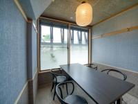 由布市にある榎屋旅館の会議室(テーブル、椅子、窓付)