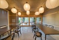 由布市にある榎屋旅館のカンファレンスルーム(テーブル、椅子、照明付)