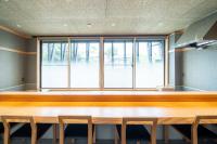 由布市にある榎屋旅館の窓付きの部屋(大きな木製テーブル付)