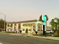 un hotel con una gasolinera al lado de la calle en Casa Blanca Express &amp; Suites - Cypress, Buena Park, en Cypress