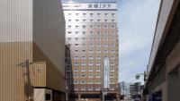 Un edificio alto con un cartel encima. en Toyoko Inn Himeji-eki Shinkansen Kita-guchi, en Himeji