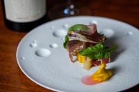 Un plato blanco con comida sobre una mesa. en 宿坊　心月, en Arita