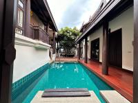 Bazén v ubytování Bangkok City Centre Luxurious Villa nebo v jeho okolí