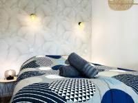 Postel nebo postele na pokoji v ubytov&aacute;n&iacute; LeRelaisdOdile CAMBRAI - HYPER CENTRE - Free Wifi