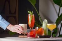 ロサンゼルスにあるThe Pierside Santa Monicaのテーブルの上に置かれた4つのカクテル