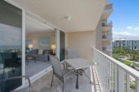 Ein Balkon oder eine Terrasse in der Unterkunft Marco Beach Ocean Suites