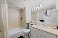 Ein Badezimmer in der Unterkunft Marco Beach Ocean Suites