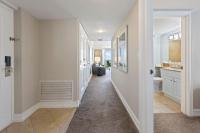 einen Flur eines Hauses mit weißen Wänden und einem Badezimmer in der Unterkunft Marco Beach Ocean Suites in Marco Island