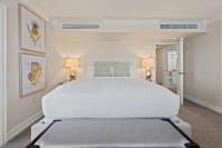 Ein Bett oder Betten in einem Zimmer der Unterkunft Marco Beach Ocean Suites