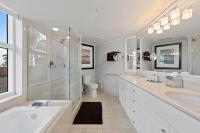 Ein Badezimmer in der Unterkunft Marco Beach Ocean Suites