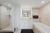 Ein Badezimmer in der Unterkunft Marco Beach Ocean Suites