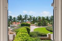 Blick auf den Garten aus dem Fenster eines Gebäudes in der Unterkunft Marco Beach Ocean Suites in Marco Island