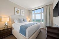Ein Bett oder Betten in einem Zimmer der Unterkunft Marco Beach Ocean Suites