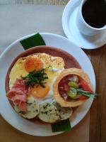 Un plato de desayuno con huevos y patatas y una taza de café. en Hotel Las Farolas, en Antigua Guatemala