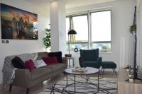 Posezení v ubytování Modern 2-Bed Apartment Near Ascot & Legoland, Sleep upto 4 guests, Pet Friendly, Parking Available on Request!
