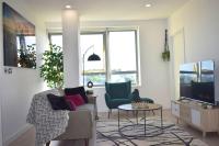 TV a/nebo společenská místnost v ubytování Modern 2-Bed Apartment Near Ascot & Legoland, Sleep upto 4 guests, Pet Friendly, Parking Available on Request!