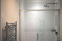 Koupelna v ubytování Modern 2-Bed Apartment Near Ascot & Legoland, Sleep upto 4 guests, Pet Friendly, Parking Available on Request!