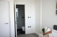Koupelna v ubytování Modern 2-Bed Apartment Near Ascot & Legoland, Sleep upto 4 guests, Pet Friendly, Parking Available on Request!