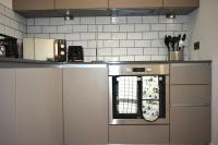 Kuchyň nebo kuchyňský kout v ubytování Modern 2-Bed Apartment Near Ascot & Legoland, Sleep upto 4 guests, Pet Friendly, Parking Available on Request!