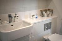 Koupelna v ubytování Modern 2-Bed Apartment Near Ascot & Legoland, Sleep upto 4 guests, Pet Friendly, Parking Available on Request!