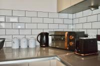 Kuchyň nebo kuchyňský kout v ubytování Modern 2-Bed Apartment Near Ascot & Legoland, Sleep upto 4 guests, Pet Friendly, Parking Available on Request!