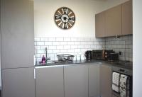 Kuchyň nebo kuchyňský kout v ubytování Modern 2-Bed Apartment Near Ascot & Legoland, Sleep upto 4 guests, Pet Friendly, Parking Available on Request!