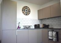 Kuchyň nebo kuchyňský kout v ubytování Modern 2-Bed Apartment Near Ascot & Legoland, Sleep upto 4 guests, Pet Friendly, Parking Available on Request!