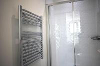 Koupelna v ubytování Modern 2-Bed Apartment Near Ascot & Legoland, Sleep upto 4 guests, Pet Friendly, Parking Available on Request!