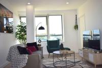 TV a/nebo společenská místnost v ubytování Modern 2-Bed Apartment Near Ascot & Legoland, Sleep upto 4 guests, Pet Friendly, Parking Available on Request!