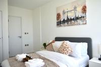 Postel nebo postele na pokoji v ubytování Modern 2-Bed Apartment Near Ascot & Legoland, Sleep upto 4 guests, Pet Friendly, Parking Available on Request!