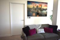 Posezení v ubytování Modern 2-Bed Apartment Near Ascot & Legoland, Sleep upto 4 guests, Pet Friendly, Parking Available on Request!