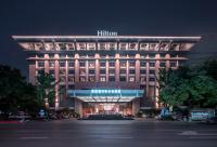 un edificio iluminado con un cartel de hilton por la noche en Hilton Xi&#39;an, en Xi&#39;an