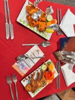 uma mesa vermelha com dois pratos de comida em Grampian Hotel em Perth