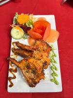 um prato de alimentos com carne e legumes sobre uma mesa em Grampian Hotel em Perth