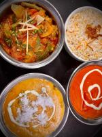 um grupo de quatro tigelas de comida com arroz em Grampian Hotel em Perth