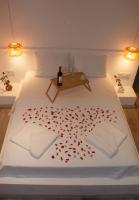 Postel nebo postele na pokoji v ubytování Aloha Suites