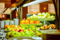 马萨阿拉姆Amarina Queen Resort & Aqua Park Marsa Alam的桌上的一大堆水果