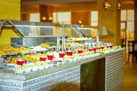 马萨阿拉姆Amarina Queen Resort & Aqua Park Marsa Alam的提供多种食物的自助餐线