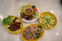 een tafel met vier borden eten erop bij VeeVaree Riverkwai Resort in Ban Kaeng Raboet