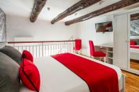 A bed or beds in a room at Enjoy Naples