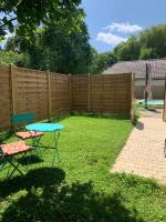 Ogród w obiekcie chambre salon indépendant, salle de bain wc privés, jardin privé, piscine partagée près d'un lac