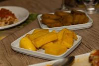 Zwei Teller mit Essen und Ananasscheiben auf einem Tisch. in der Unterkunft Pousada e Restaurante Del Miro in Nova Pádua