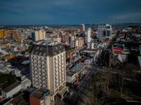Una vista aérea de una ciudad con un edificio alto. en Hotel Laghetto Villa Moura, en Río Grande