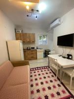 Kuchyň nebo kuchyňský kout v ubytování 3 odalı ful eşyalı Antalya’nın kalbinde ev