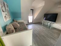 Televízia a/alebo spoločenská miestnosť v ubytovaní Maison 6 personnes, 3 chambres, près de la mer, au calme