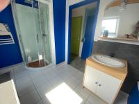 Kúpeľňa v ubytovaní Maison 6 personnes, 3 chambres, près de la mer, au calme